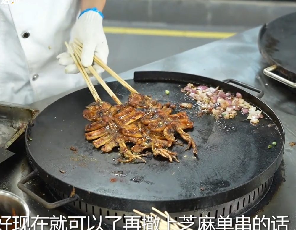 地摊爆火的铁板鱿鱼小吃制作方法