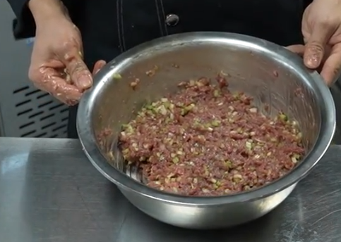 超级好吃的鲜肉馅饼调料方法及制作步骤