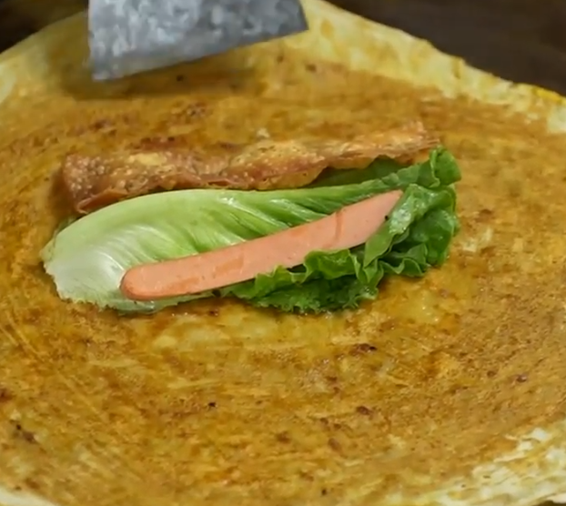 早餐晚餐卖的很火的煎饼果子做法及步骤