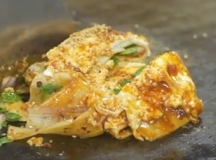 火遍夜市的烤冷面在家就能做，金黄软糯，味道不比买的差