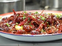 大厨教你油焖小龙虾的家常做法，讲解详细靠谱，味道不...